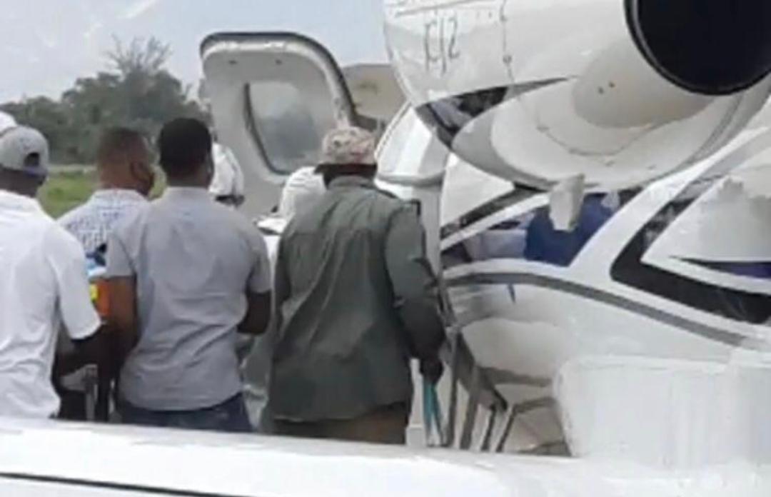Le président Jean Bertrand Aristide transporté dans l'avion
