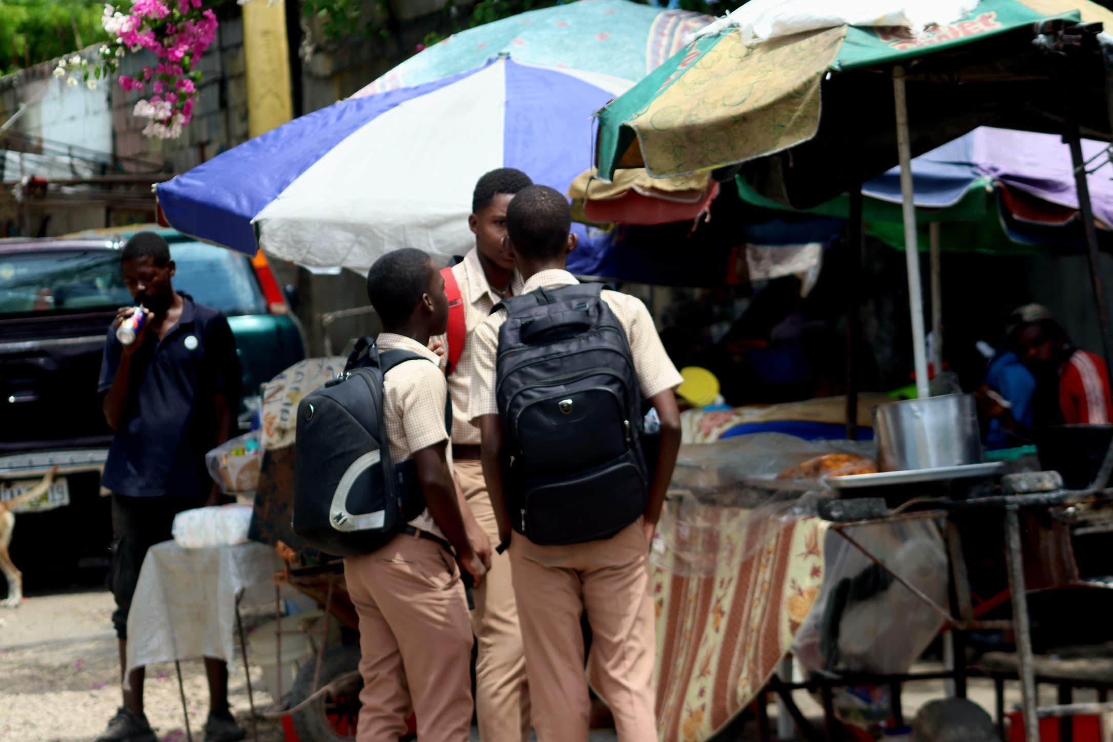 Des élèves à la rue capois 