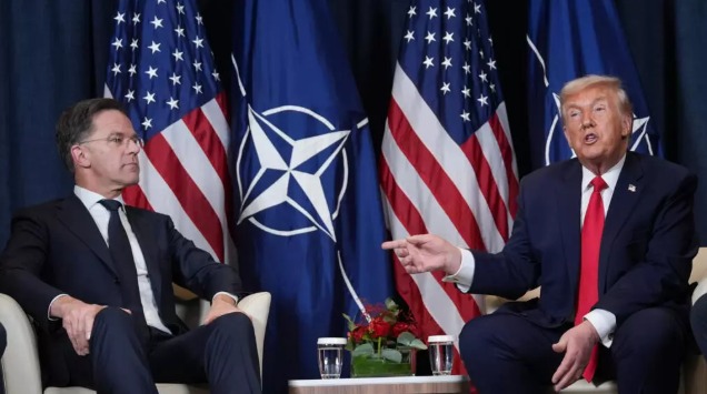 Le président Donald Trump, à droite, rencontre le secrétaire général de l'OTAN, Mark Rutte