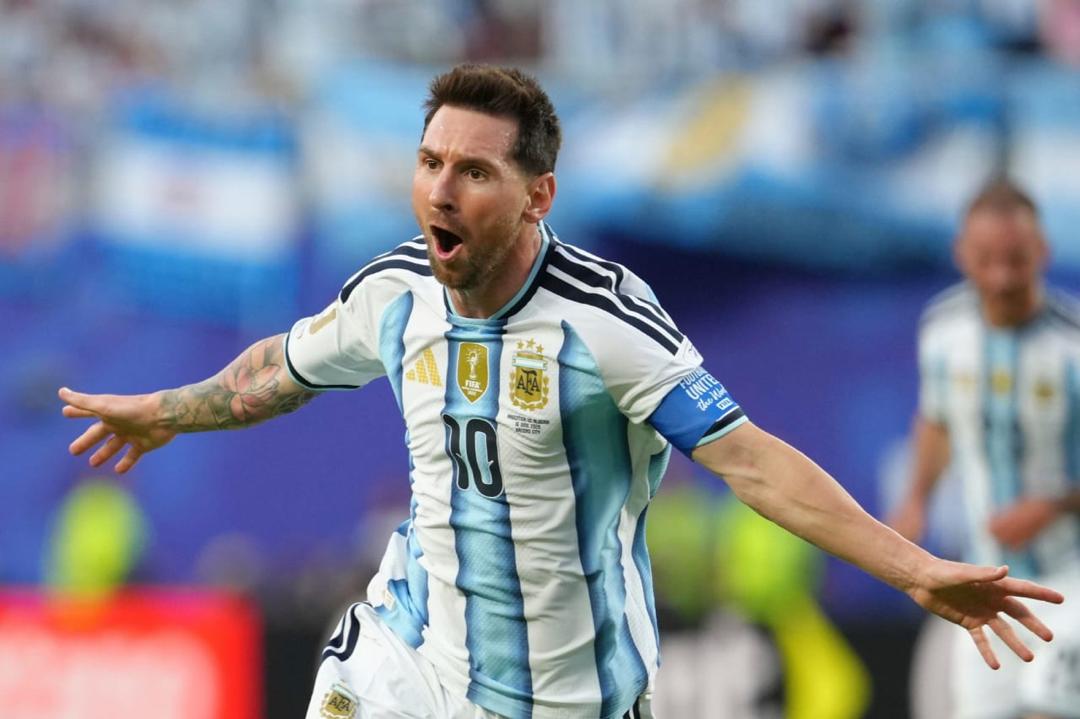 Messi affole les compteurs et mène l’Argentine vers les seizièmes