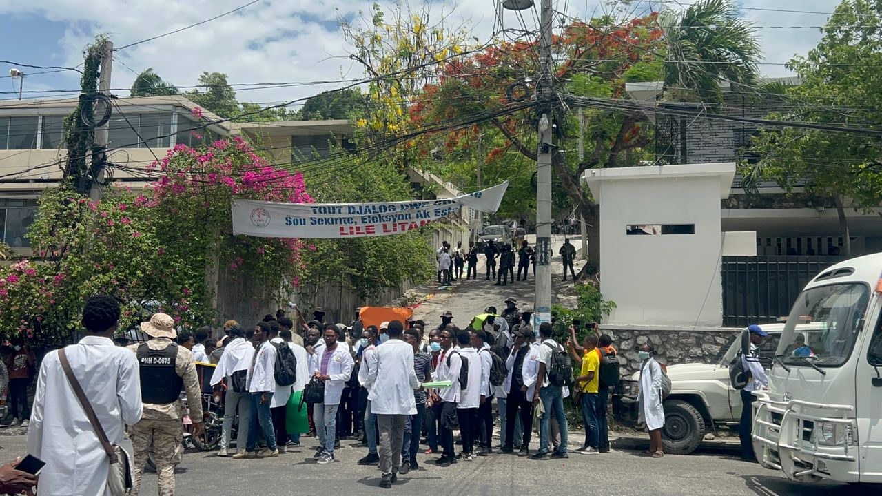 Des étudiants de la FMP descendent dans les rues de Port-au-Prince