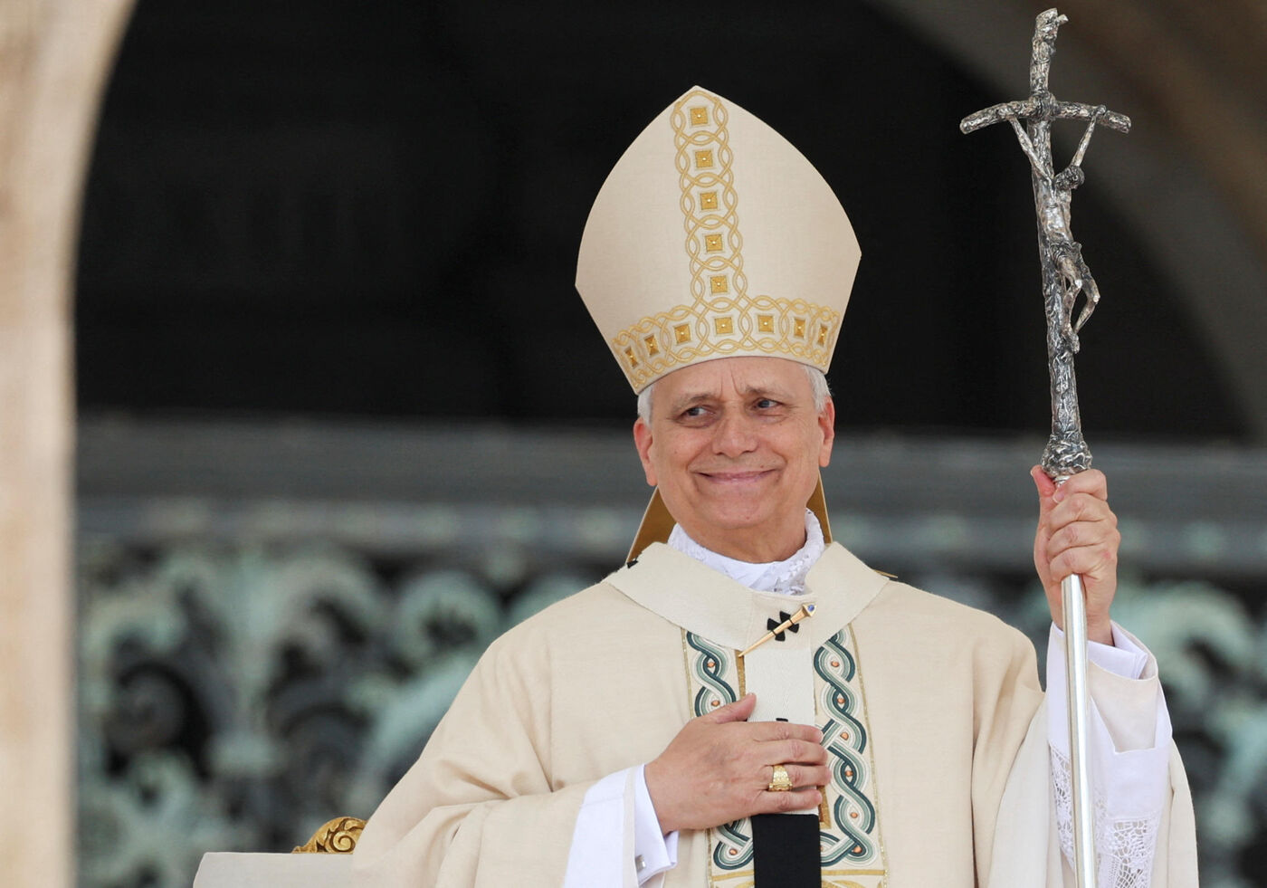 Le pape Léon XIV a annoncé dimanche qu’il allait se faire opérer