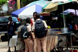 Des élèves à la rue capois 