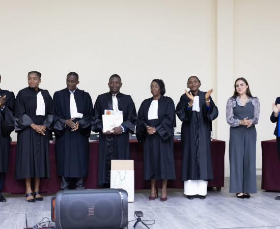 Anson Dacius, jeune défenseur des droits humains, remporte la 9e édition du concours de plaidoirie 